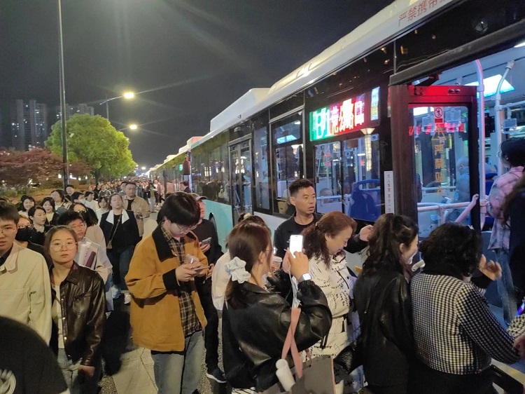 高燃！盐城公交圆满完成群星演唱会接驳保障任务