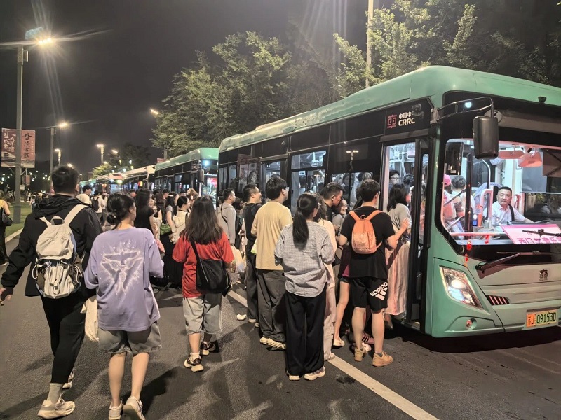 “芒”茫音海，“禾”你乐行——市公交公司圆满完成盐城大洋湾芒禾音乐节接驳保障任务
